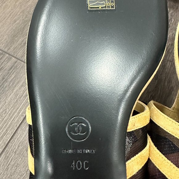 Chanel 24 Caramel Camel Brown Beige CC BLACK BOW LOGO Gold Sandals 40 - Picture 15 of 16